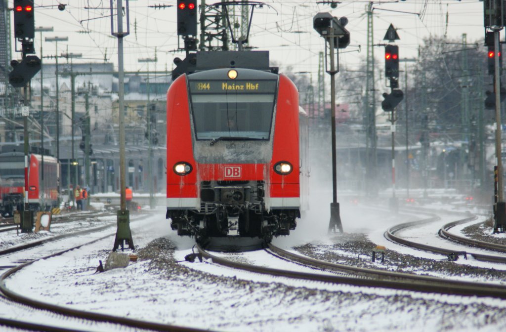 BR 425 (genaue Kennung durch Eis verdeckt) verlsst am 09.01.2010 als RB 44 den Hauptbahnhof Worms in Richtung Mainz. Durch den neuen Pulverschnee, entstehen hier viele Schneeverwirbelungen.
