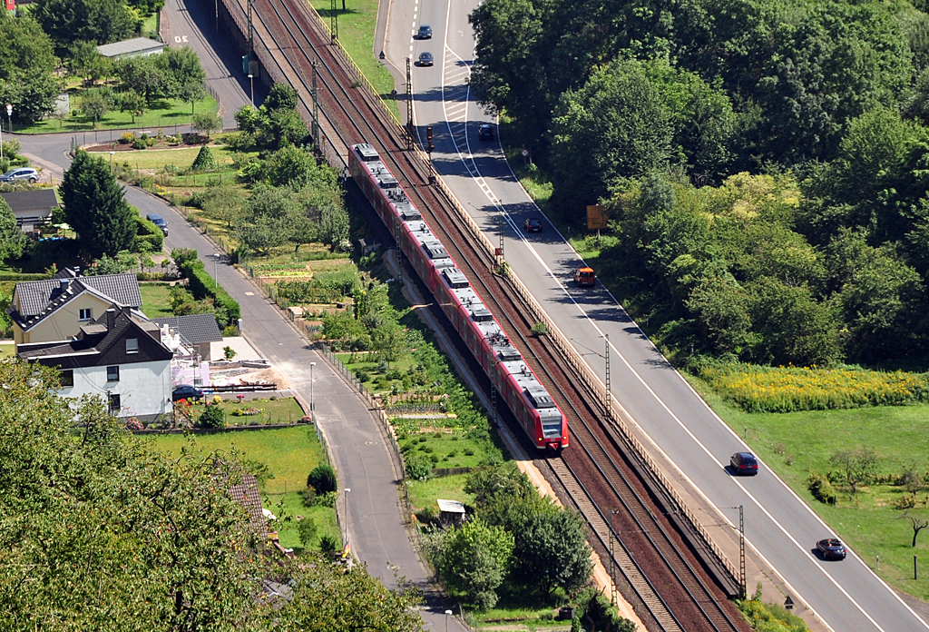 BR 425 von Koblenz nach Kln unterwegs im Rheintal bei Linz. Aufnahme aus  luftiger Hhe  von der Erpeler Ley - 15.08.2012