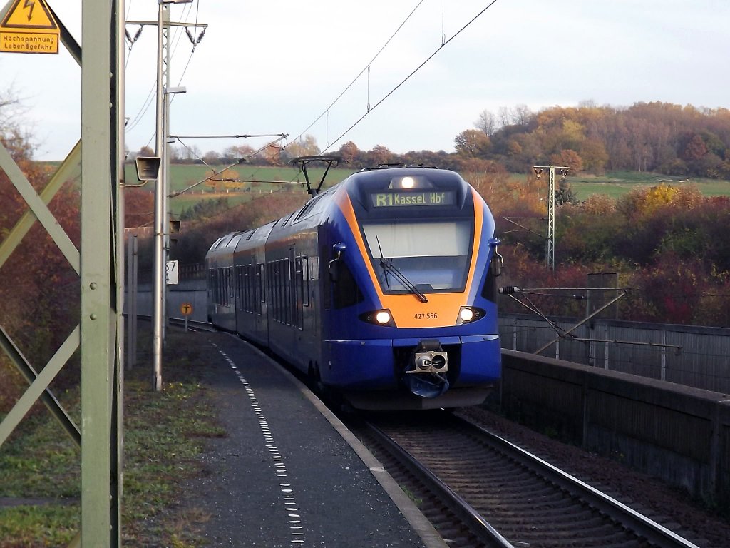 BR 427 556 der Cantus-Bahn fhrt ein in den Haltepunkt Fuldatal-Ihringshausen am 5.11.2011.