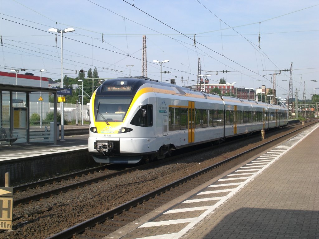 BR 428 (Stadler FLIRT 4-teilig) als RE13 nach Hamm(Westfalen) im Bahnhof Wuppertal-Oberbarmen.(3.7.2012) 