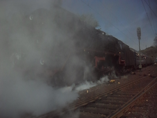 Br 44 lst vor der anfahrt aus Linz am Rhein viel Dampf ab am 24.4.10