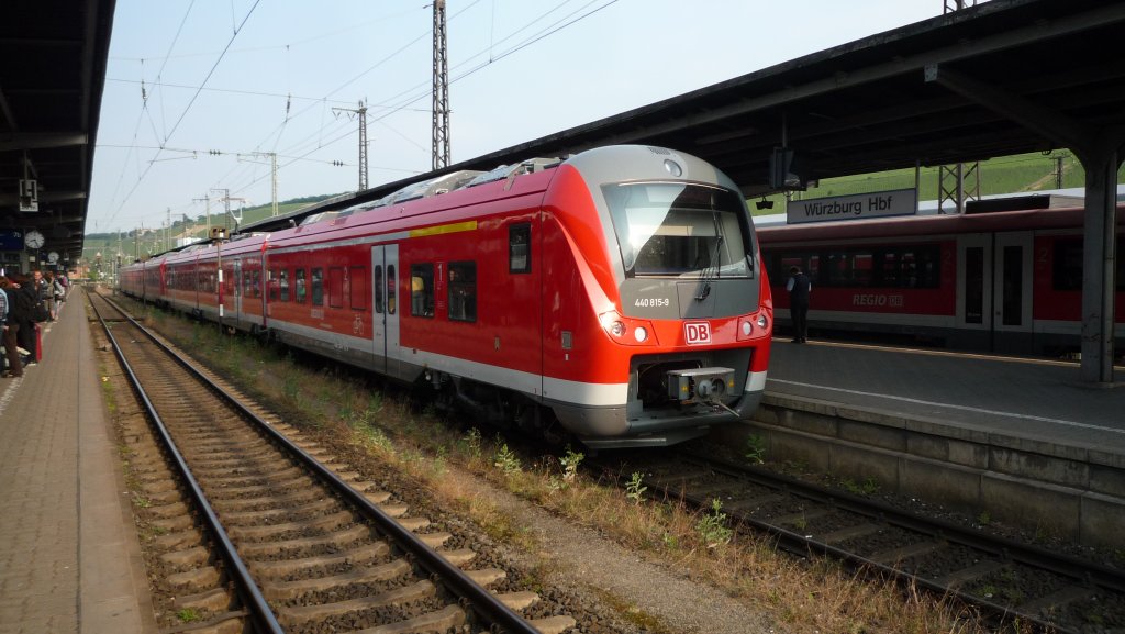 BR 440.0 und BR 440.3 stehen in Wrzburg Hbf. als RE 34609 nach Nrnberg Hbf. ber u.a. Kitzingen, Neustadt (Aisch), Frth Hbf. bereit.