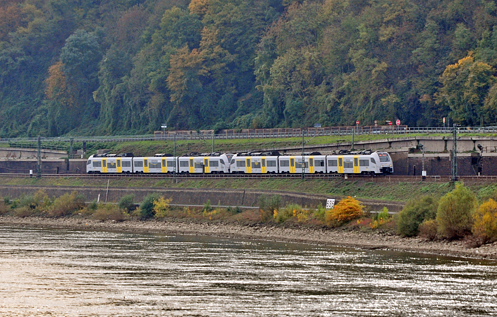 BR 460 unterwegs von Remagen nach Bonn am Rheinufer - 26.10.2010