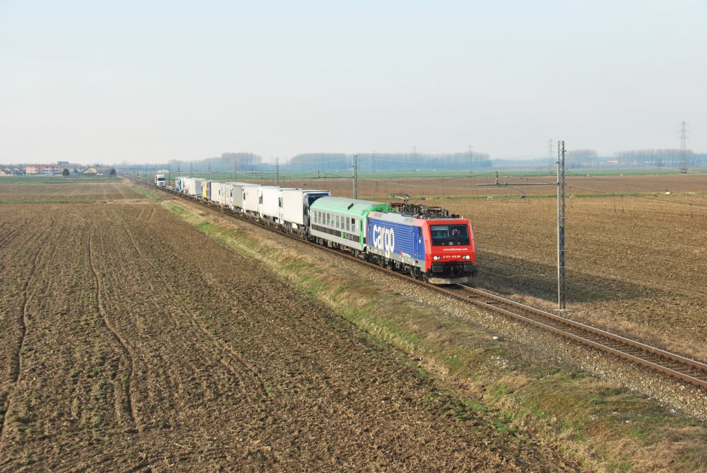 Br 474 018 mit TEC 43617 nach Novara Boschetto durch Caltignaga(No), 05/03/2011.