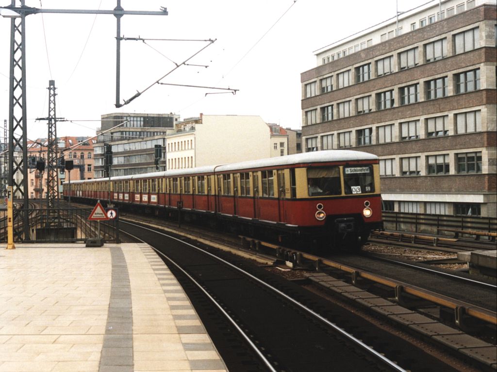 BR 477 auf Bahnhof Berlin-Alexanderplatz am 4-8-2001. Bild und scan: Date Jan de Vries.