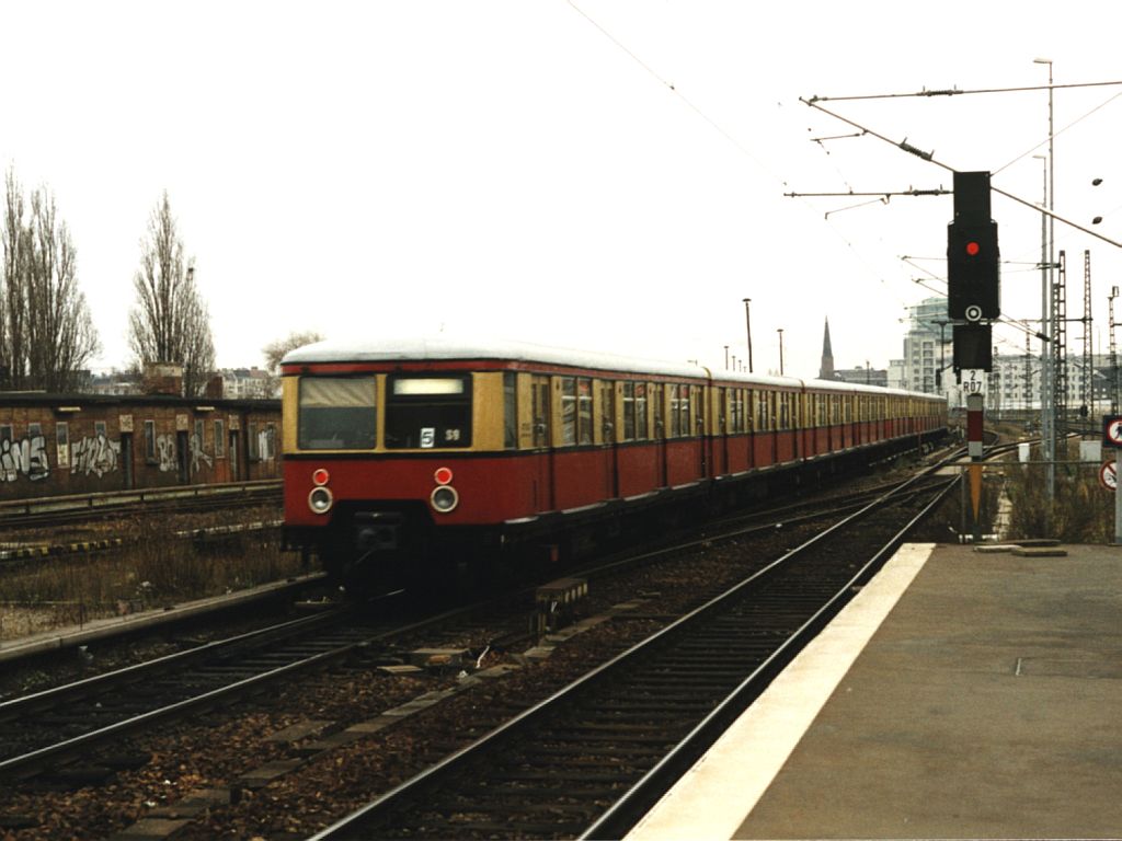 BR 477 (S-Bahn) am 27-11-2000 in Berlin Ostbahnhof. Bild und scan: Date Jan de Vries.