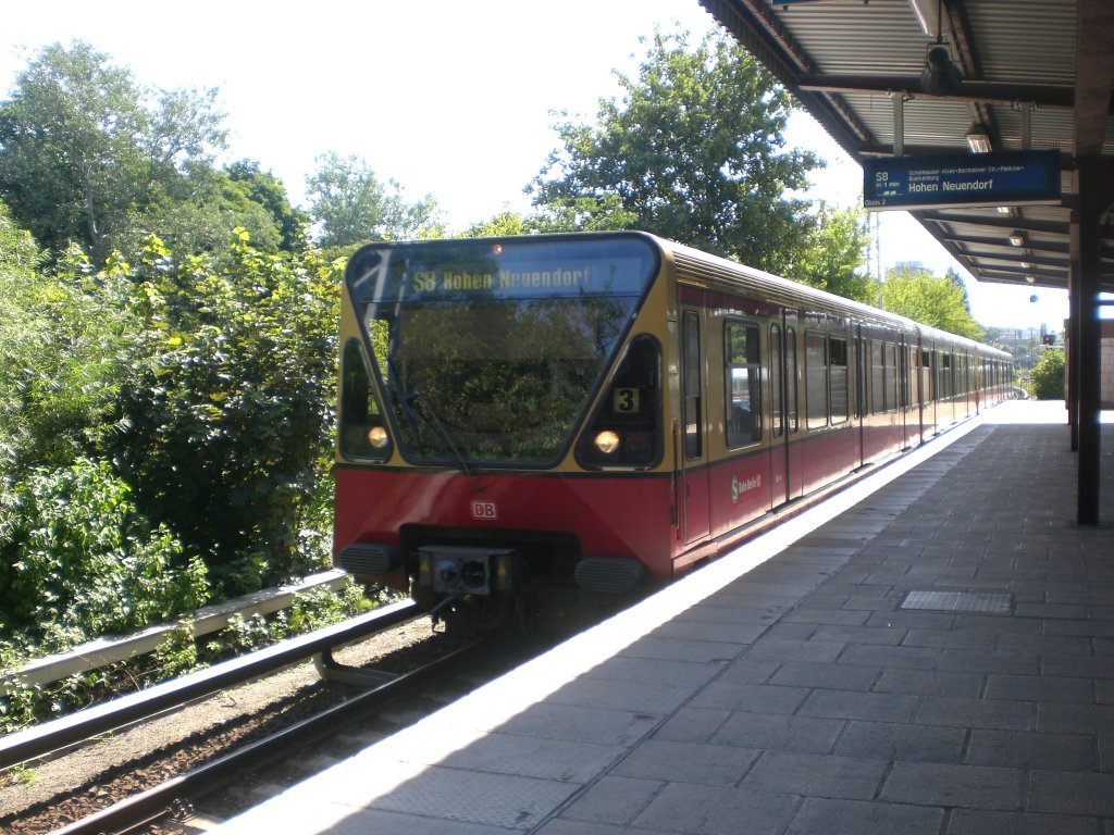 BR 480 als S8 nach S-Bahnhof Hohen Neuendorf im S-Bahnhof Berlin Greifswalder Stra�e.