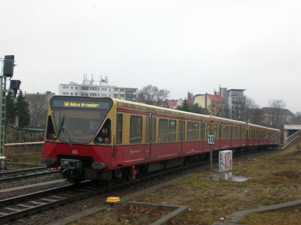 BR 480 als S8 nach S-Bahnhof Hohen Neuendorf am S-Bahnhof Berlin Bornholmer Stra�e.
