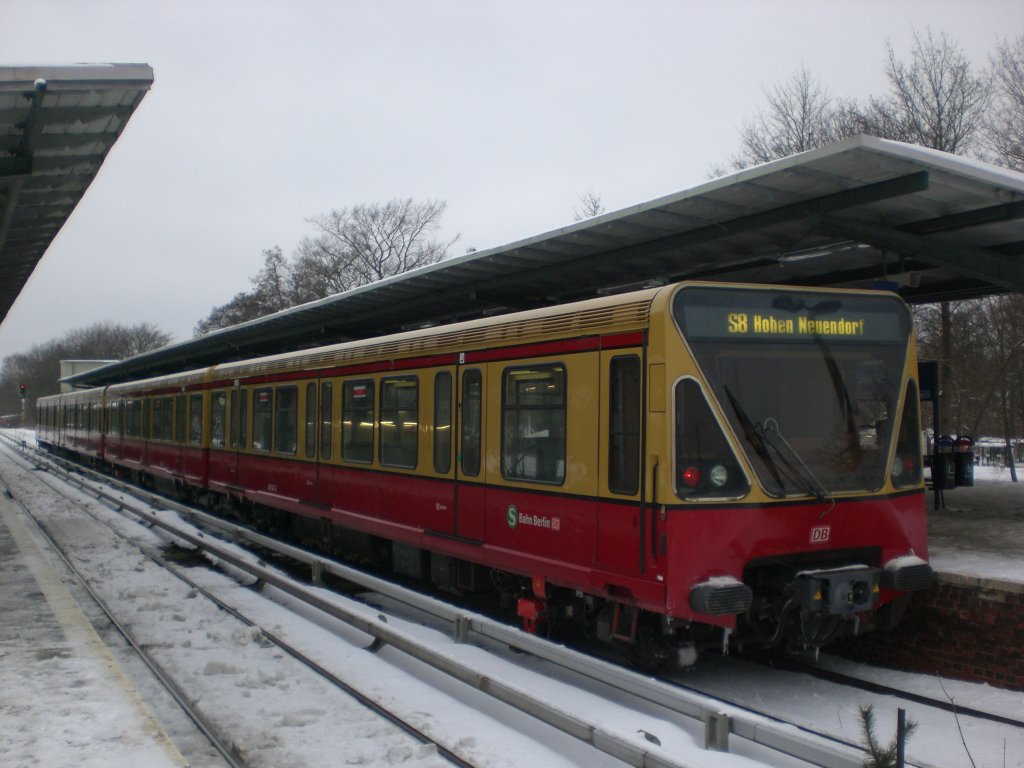 BR 480 als S8 nach S-Bahnhof Hohen Neuendorf im S-Bahnhof Berlin-Grnau.(14.2.2010)