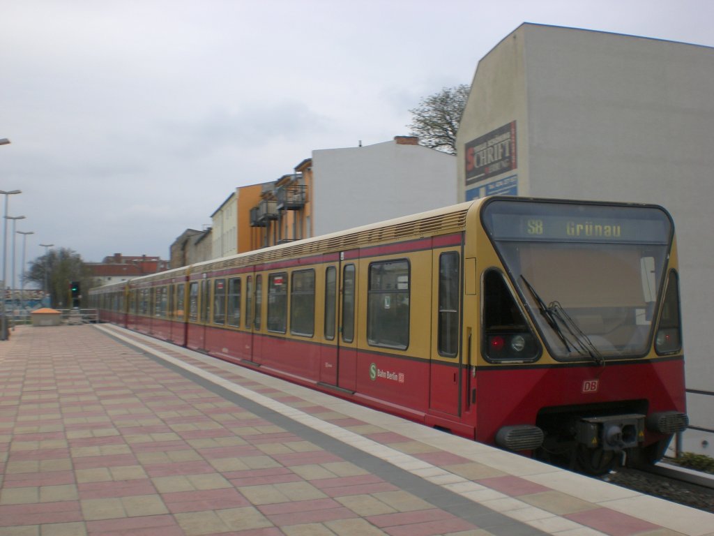 BR 480 als S8 nach S-Bahnhof Berlin-Grnau im S+U Bahnhof Berlin-Pankow.(11.4.2010)