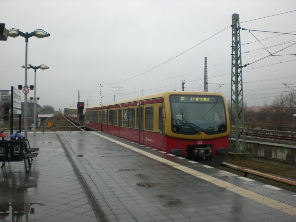 BR 481 als S1 nach S-Bahnhof Berlin-Frohnau im S-Bahnhof Berlin Bornholmer Strae.