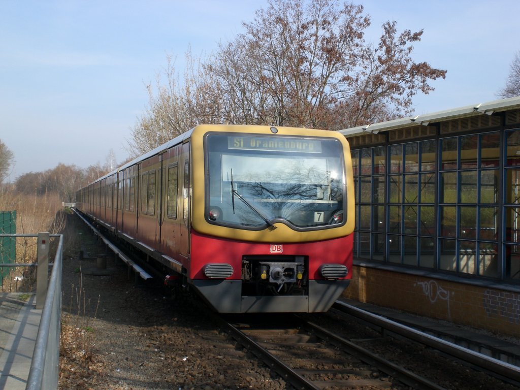 BR 481 als S1 nach S-Bahnhof Oranienburg im S-Bahnhof Berlin-Hermsdorf.(11.4.2010)
