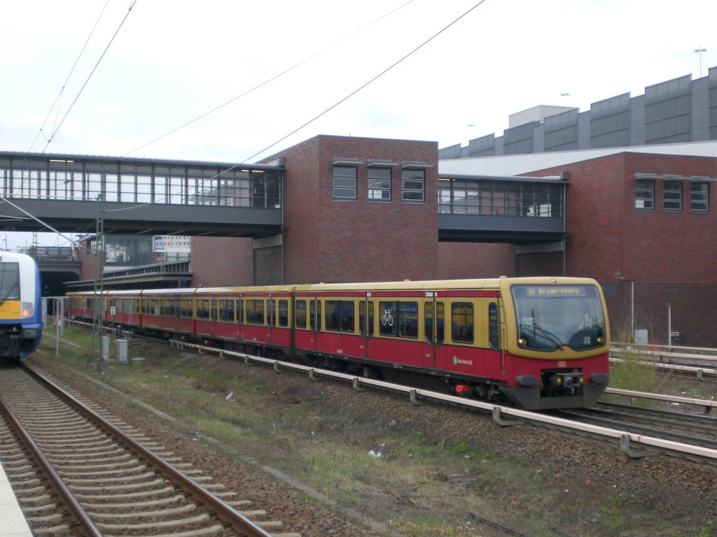 BR 481 als S1 nach S-Bahnhof Oranienburg im S+U Bahnhof Berlin Gesundbrunnen.(11.4.2010)