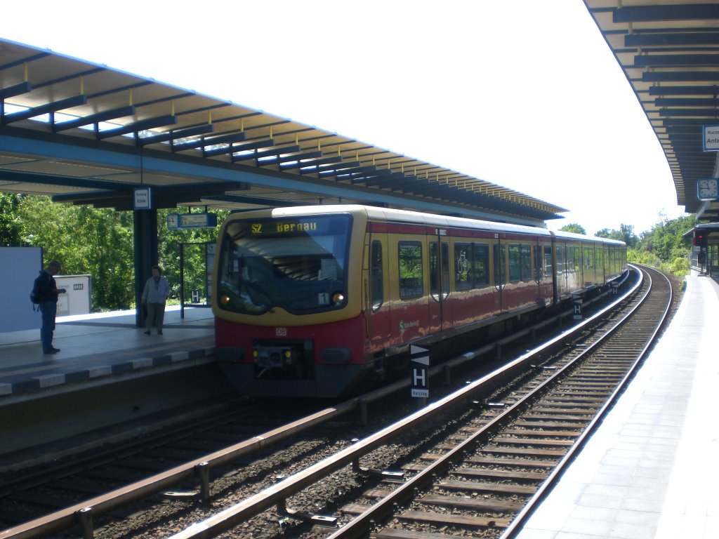 BR 481 als S2 nach S-Bahnhof Bernau im S-Bahnhof Berlin Priesterweg.