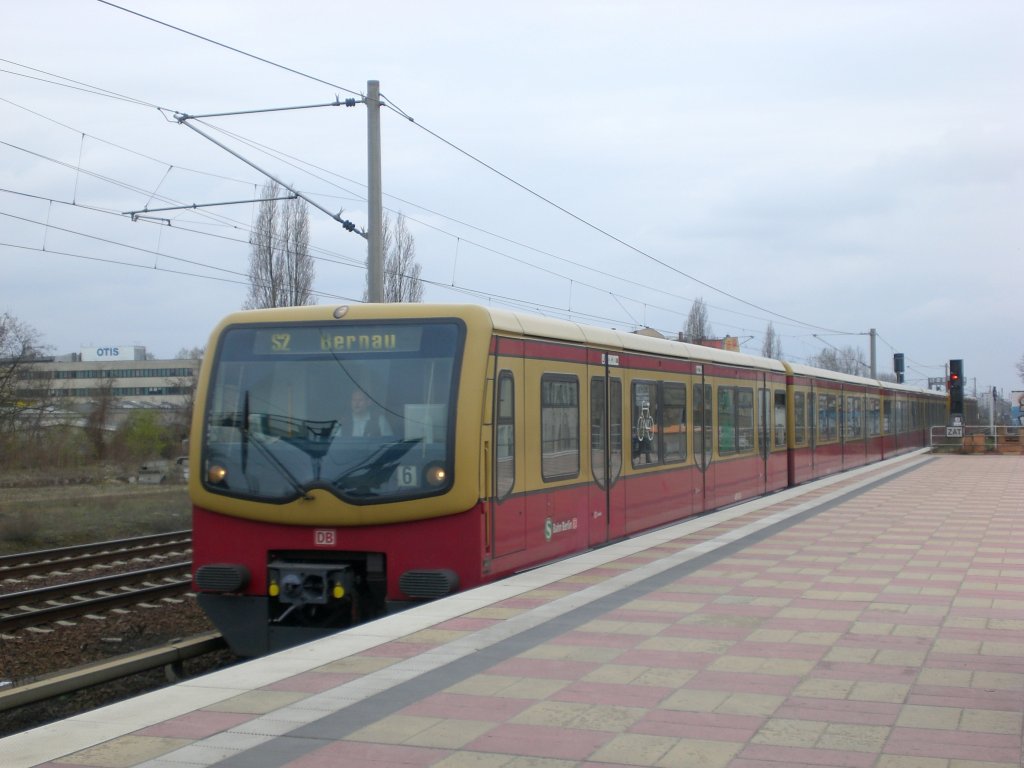 BR 481 als S2 nach S-Bahnhof Bernau im S+U Bahnhof Berlin-Pankow.(11.4.2010)