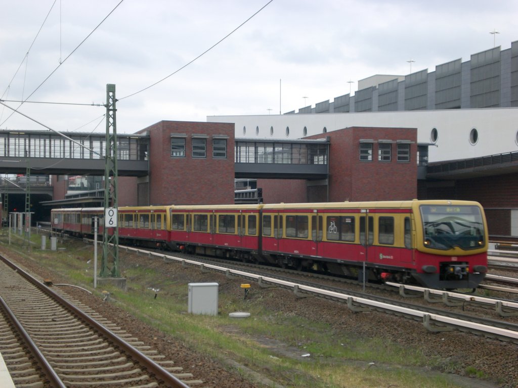 BR 481 als S2 nach S-Bahnhof Berlin-Buch im S+U Bahnhof Berlin Gesundbrunnen.(11.4.2010)