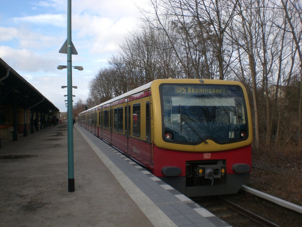 BR 481 als S25 nach S-Bahnhof Hennigsdorf im S-Bahnhof Berlin-Tegel.(27.2.2010)