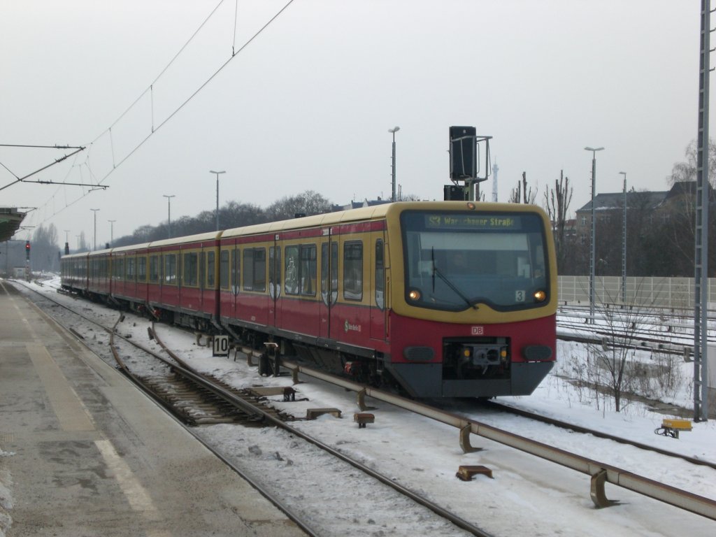 BR 481 als S3 nach S+U Bahnhof Berlin Warschauer Strae im S-Bahnhof Berlin-Charlottenburg.(24.1.2010)