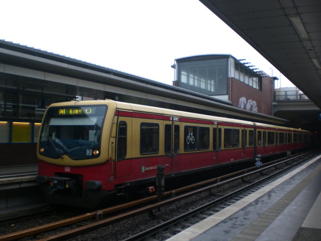 BR 481 als S41 ber Schnhauser Allee,Prenzlauer Allee und Greifswalder Strae im S+U Bahnhof Berlin Gesundbrunnen.
