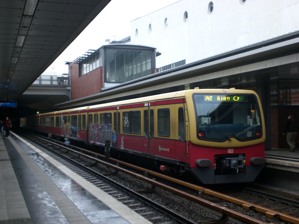 BR 481 als S41 ber Wedding,Westhafen und Beusselstrae im S+U Bahnhof Berlin Gesundbrunnen.(06.12.2009)
