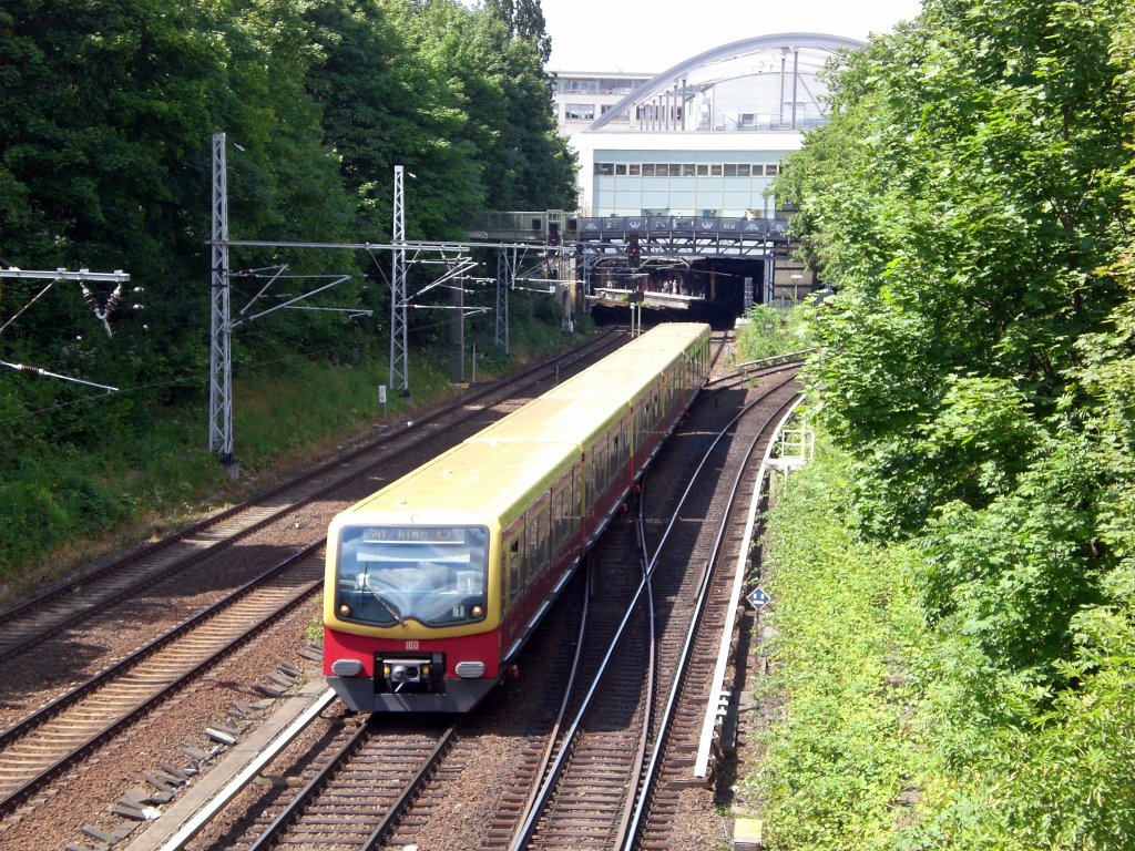 BR 481 als S41 ber Prenzlauer Allee,Greisfswalder Strae und Landsberger Allee nahe vom S+U Bahnhof Berlin Schnhauser Allee.(25.7.2010)