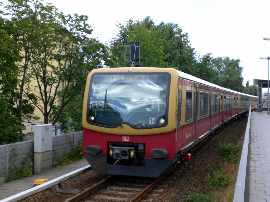 BR 481 als S42 ber Westhafen,Beusselstrae und Jungfernheide im S+U Bahnhof Berlin-Wedding.(28.7.2010) 