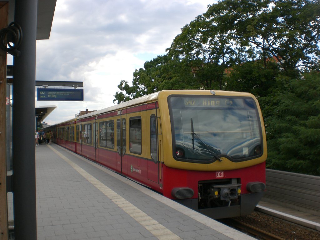 BR 481 als S42 ber Westhafen,Beusselstrae und Jungfernheide im S+U Bahnhof Berlin-Wedding.(28.7.2010) 