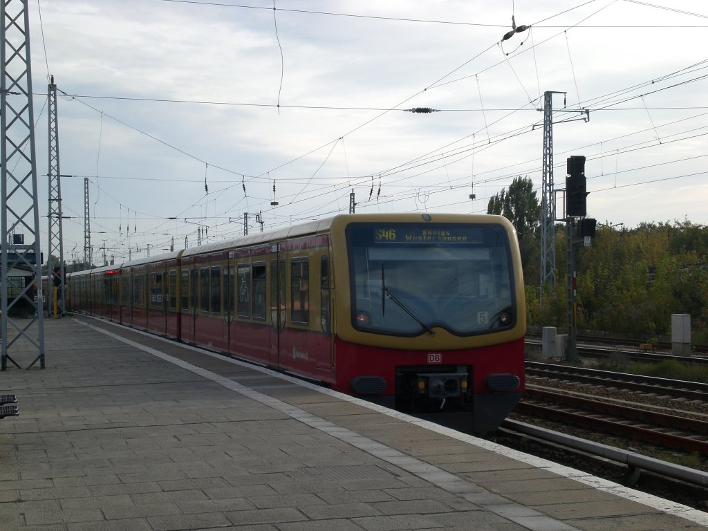 BR 481 als S46 nach S-Bahnhof Knigs Wusterhausen im S-Bahnhof Berlin-Grnau.