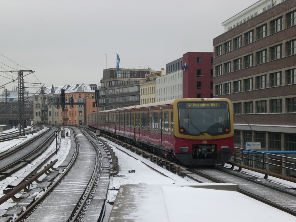 BR 481 als S7 nach Potsdam Hauptbahnhof am S+U Bahnhof Berlin Alexanderplatz.
