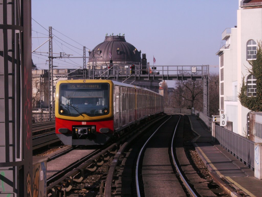 BR 481 als S75 nach Wartenberg bei einfahrt in den bahnhof Hackischer Markt am 05.03.2012 .