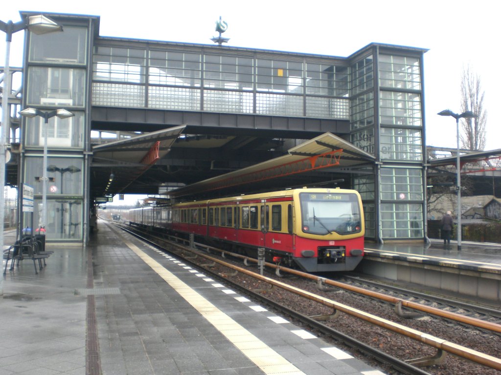 BR 481 als S8 nach S-Bahnhof Berlin-Grnau im S-Bahnhof Berlin Bornholmer Strae.