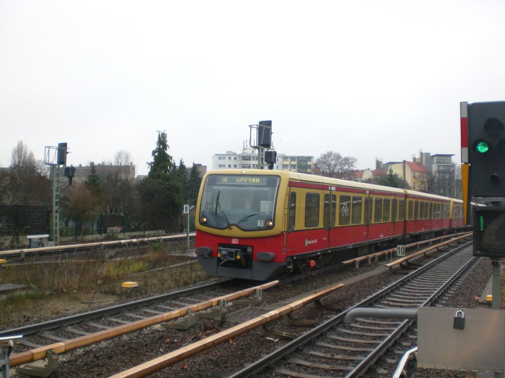 BR 481 als S8 nach S-Bahnhof Berlin-Grnau am S-Bahnhof Berlin Bornholmer Strae.