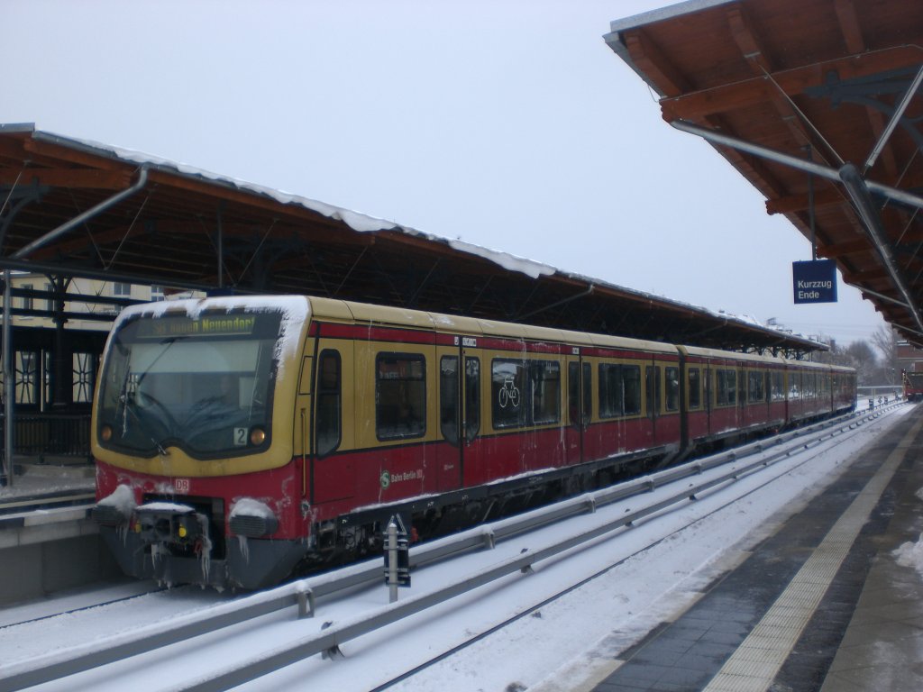 BR 481 als S8 nach S-Bahnhof Hohen Neuendorf im S-Bahnhof Berlin Baumschulenweg.