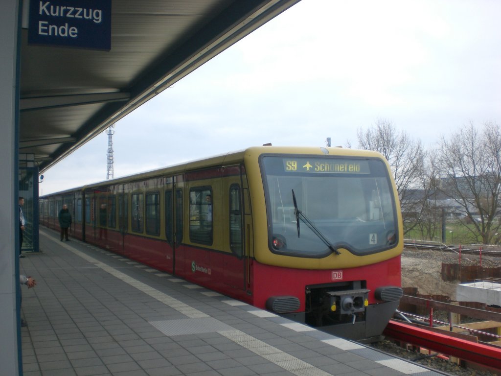 BR 481 als S9 nach S-Bahnhof Flughafen Schnefeld im S-Bahnhof Berlin-Adlershof.(5.4.2010)