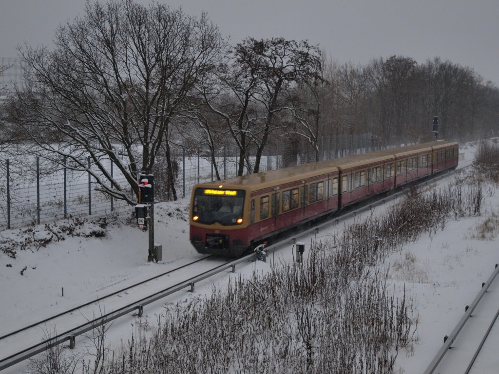 BR 481 bei Schnee zwischen Sdkreuz und Priesterweg.