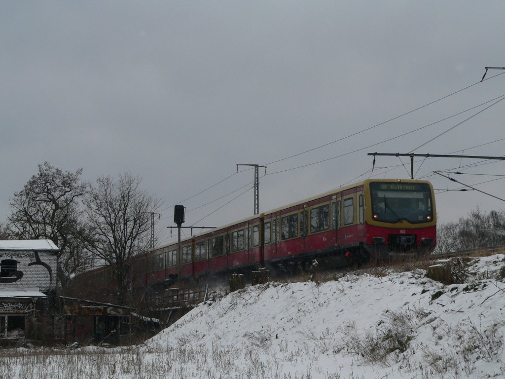 BR 481 in Berlin Karlshorst. Durch den Abriss eines alten Gebudes ergibt sich an dieser Stelle ein neues Motiv. 9.2.2012