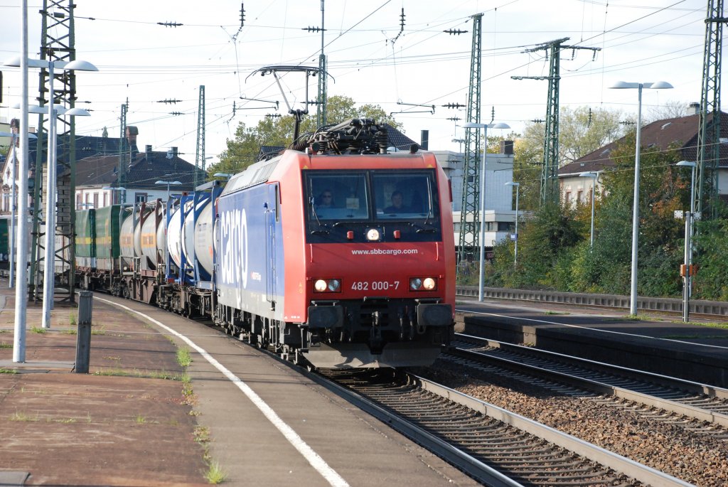 BR 482 000-7 der SBB-Cargo in Richtung Norden auf der Rheintalbahn am 28.10.2010