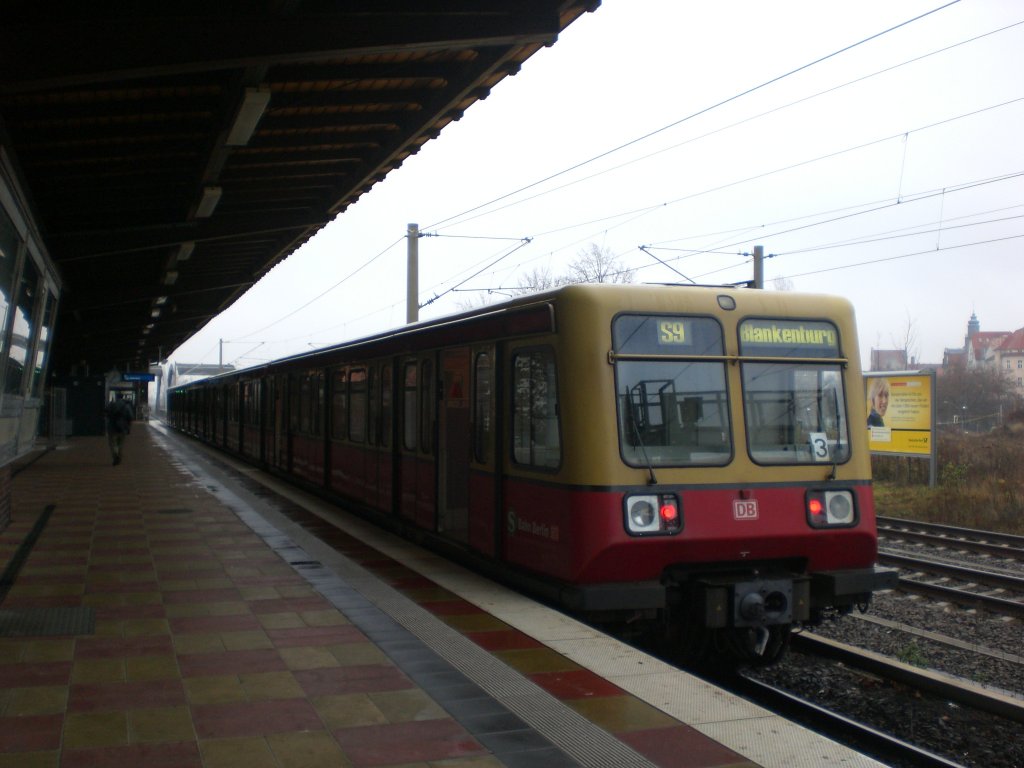 BR 485 als S9 nach S-Bahnhof Berlin-Blankenburg im S+U Bahnhof Berlin-Pankow.