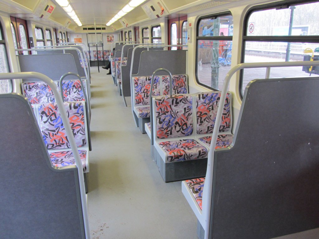 BR 485 im Jahre 2012 - bei Wnden und Tren hat man etwas zurckgerudert (frher wurden rosafarbene  Mustertapeten  verwendet), einige der Fahrzeuge haben aber noch die Anti-Grafitti-Sitze. 18.2.2012