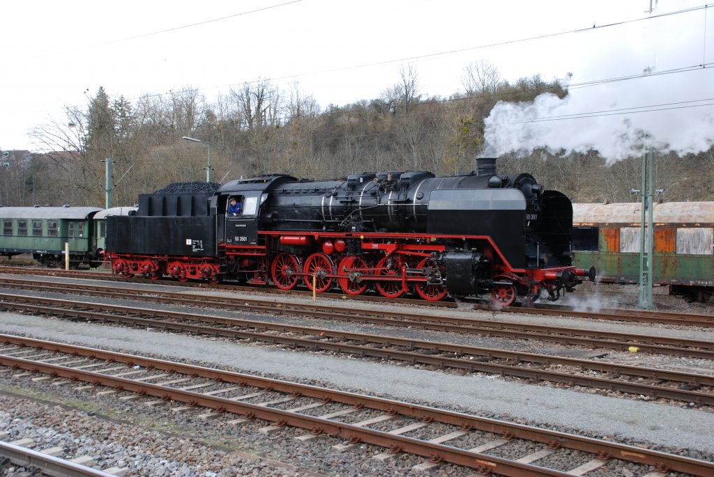 BR 50 3501, die Werkslok des Dampflok-AWs Meiningen, rangiert im Rottweiler Bahnhof am 28.11.2009.