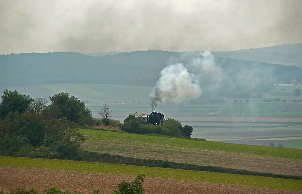 BR 52 100 erklimmt den Mollmannsdorfer Berg. Die Aufnahme des  NostalgieExpress Leiser Berge  entstand am 25.09.2010.