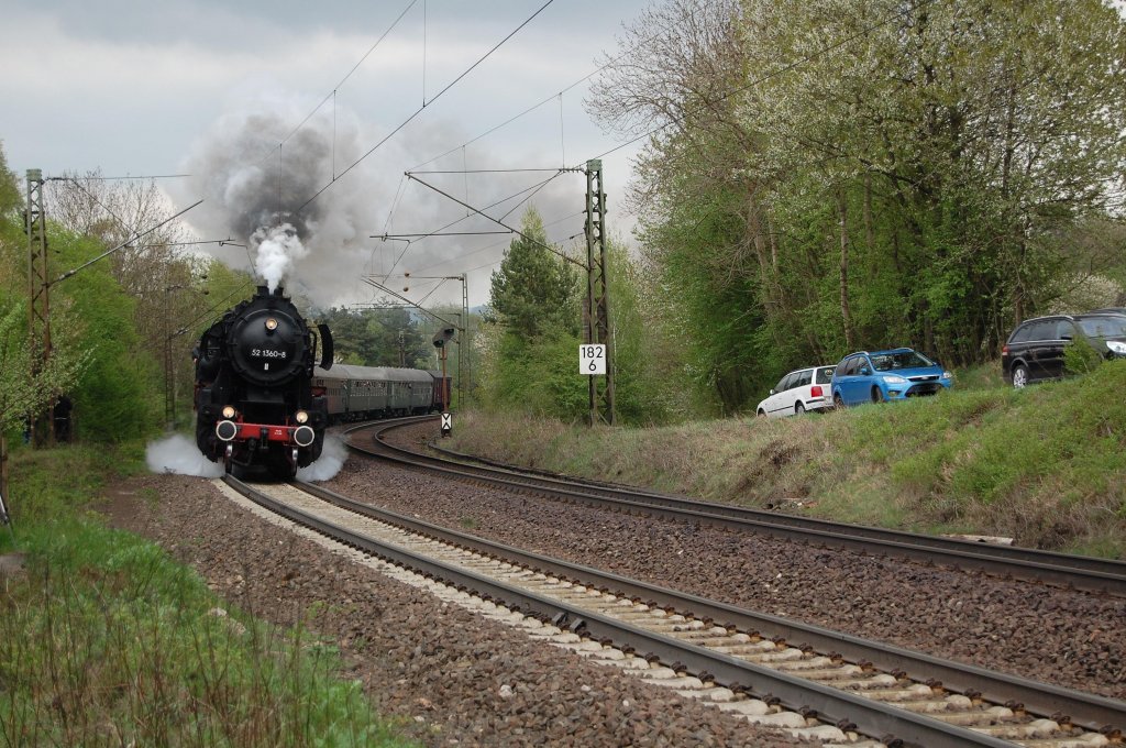 BR 52 1360-8 fuhr am 01.05.2010 mit ihrem Sonderzug von Vienenburg zum Dampflokfest in Bebra, hier hinter Sontra.