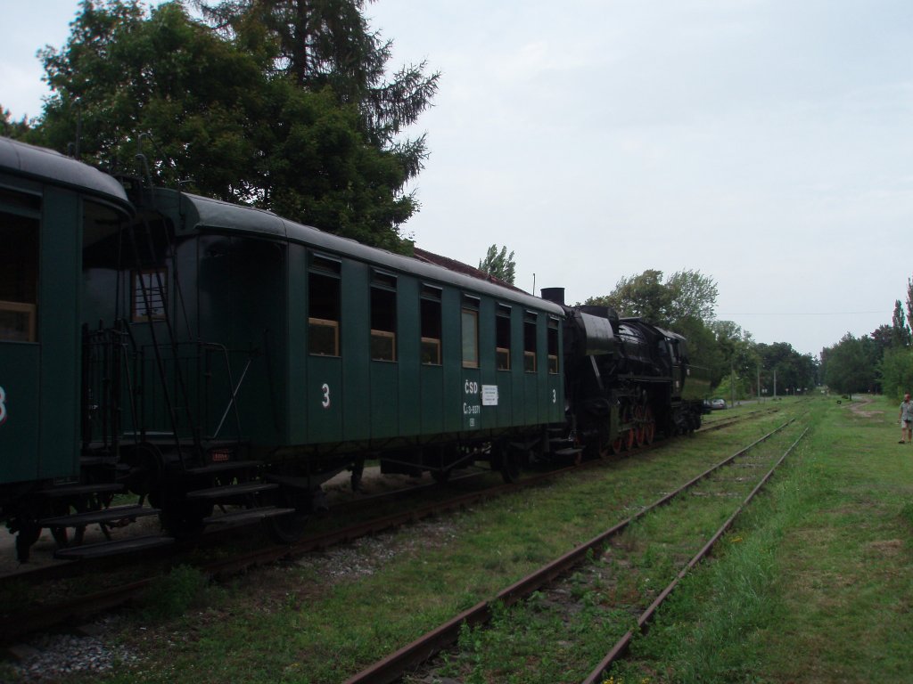 BR 52 (555.0153) am Bahnhof Kněeves