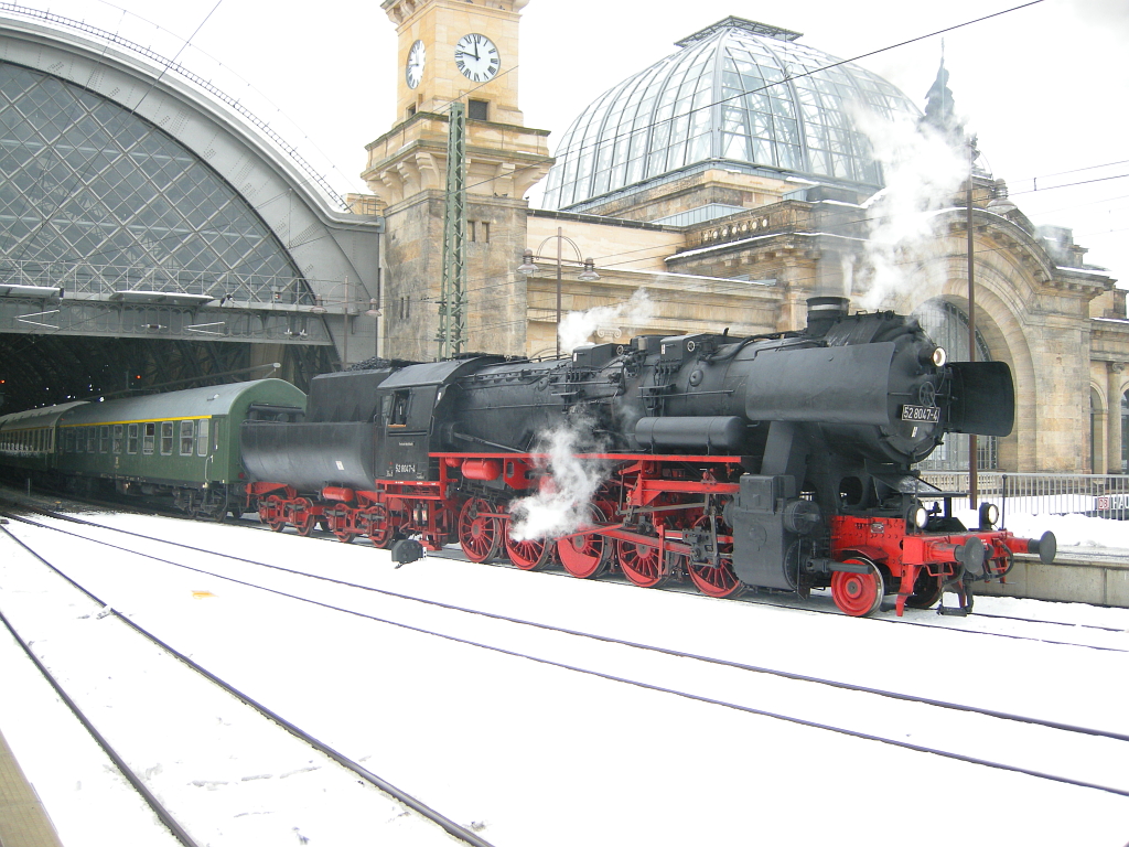 BR 52 8047-4 steht am 11.12.2010 mit einem Sonderzug im Bahnhof Dresden.