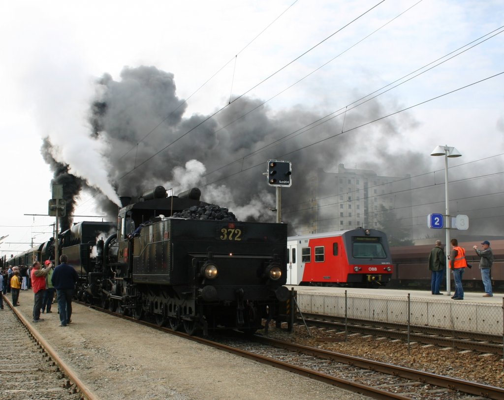 BR 52.100 und BR 17c372 werden in Krze mit dem Zug nach Ernstbrunn fahren. 1.5.2011