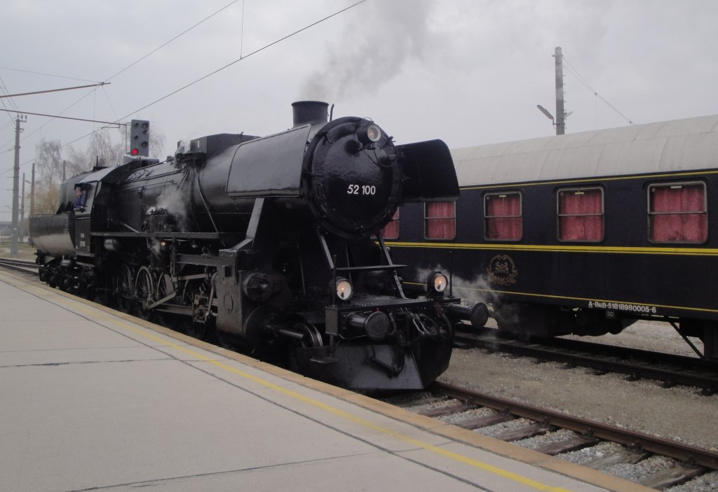 BR 52.100 in Wien Heiligenstadt. Sie bernimmt in Krze einen Sdz nach Sigmundsherberg 20.2.2011