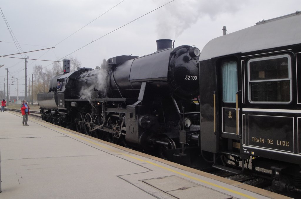 BR 52.100 in Wien Heiligenstadt. Sie bernimmt in Krze einen Sdz nach Sigmundsherberg 20.2.2011