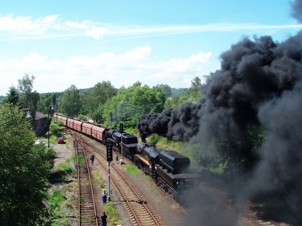 BR 555.0153 + BR 555.3008 fotozug nach Lu�n� u Rakovn�ka. Bild von der Br�cke in Nov� Stra�ec� am 2012:06:16.Treffen Lokomotiven BR 52.