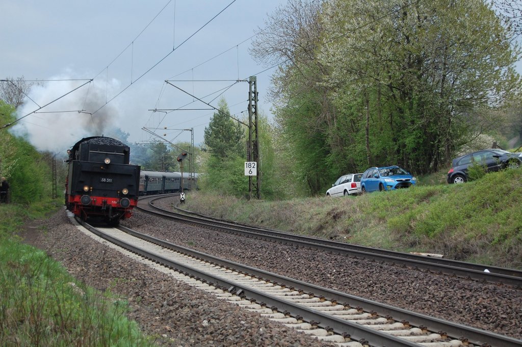 BR 58 311 fuhr am 01.05.2010 mit ihrem Sonderzug von Sontra nach Bebra, hier kurz hinter Sontra.