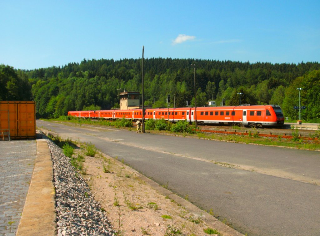 Br 612 in Dreifachtraktion als RE von Erfurt nach Wrzburg beim Verlassen des Bahnhofs Zella-Mehlis in Richtung Meiningen. 5.6.11